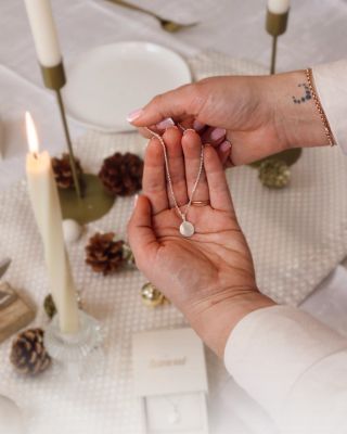 ✨ Dárek pod vánoční stromeček, který má skutečný význam. Naše novinka Stříbrný dotek vzpomínek uchovává stopu někoho, kdo...