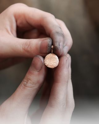 🎄 Vánoce se blíží a v naší zlatnické dílně ožívají vaše příběhy. Každý den vznikají ručně vytvářené otisky, šperky, které...